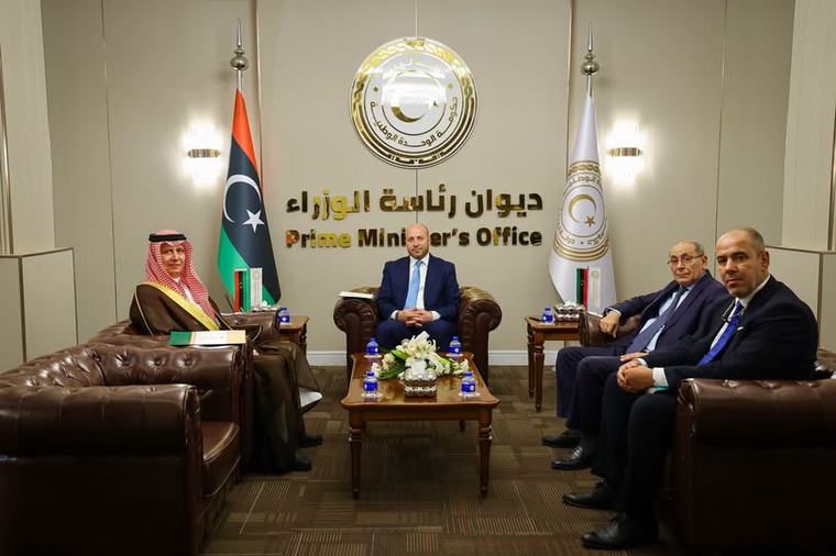 بن غلبون يبحث مع القائم بالأعمال السعودي تعزيز العلاقات وفتح آفاق الاستثمار
